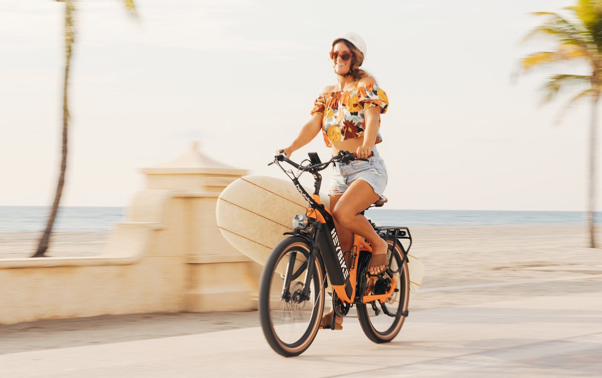 HEYBIKE Cityrun stylish urban commuting e-bike on beach path.